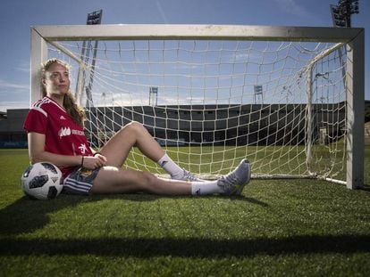 Celia Jiménez, internacional con España, posa después de la entrevista en la Ciudad del Futbol de Las Rozas. 