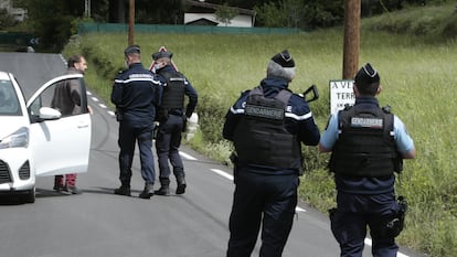 Gendarmes inspeccionan las carreteras durante una operación de búsqueda el pueblo de Les Plantiers, en el sur de Francia, el 13 de mayo de 2021.