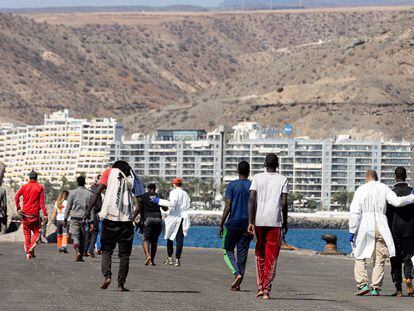 Un grupo de los migrantes rescatados este martes por la tarde por Salvamento Marítimo en las inmediaciones de Gran Canaria.