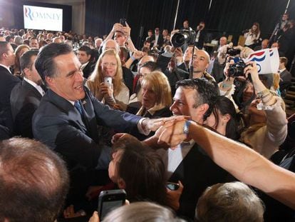 El candidato republicano Mitt Romney saluda a seguidores en Boston.