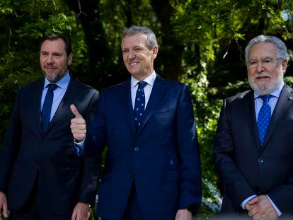 En el centro de la imagen, el presidente de la Xunta de Galicia, Alfonso Rueda (PP), durante su toma de posesión, este sábado en Santiago de Compostela. Le flanquean el ministro de Transportes, el socialista Óscar Puente (izquierda) y el presidente del Parlamento de Galicia, el popular Miguel Santalices.