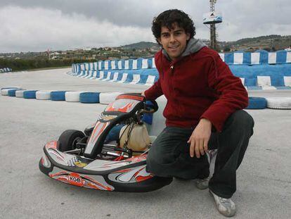 Adrián Vallés posa el sábado pasado junto a un <i>kart</i> en el circuito de su familia en Teulada.