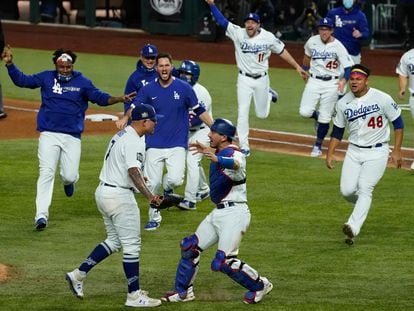 Los jugadores de los Dodgers tras coronarse campeones de la Serie Mundial 2020.