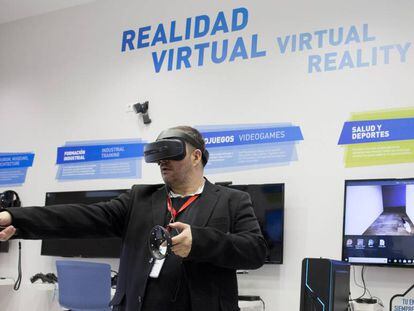 Un usuario prueba un dispositivo de realidad virtual durante el Fórum 5G celebrado en Málaga.