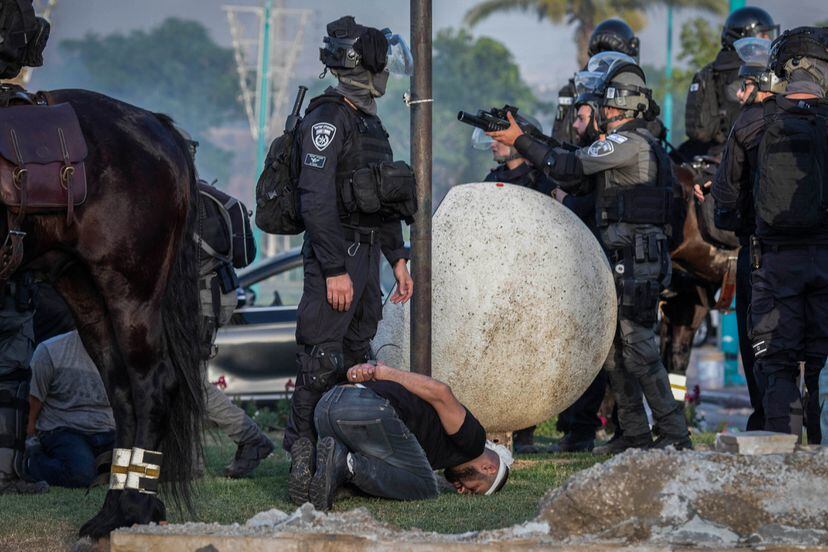 Fuerzas de seguridad israelíes detienen a un palestino en los enfrentamientos en la ciudad de Lod, el martes.