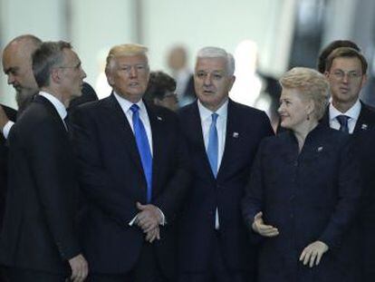 El presidente de Estados Unidos le aparta para ponerse al frente del grupo en la sede de la OTAN