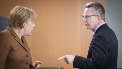 La canciller alemana, Angela Merkel, habla con el ministro del Interior, Thomas de Maiziere, el 23 de septiembre de 2015 en Berlín.