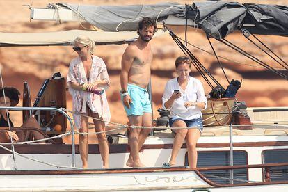 La realeza europea también veranea en España. El príncipe Carlos Felipe de Suecia se muestra muy feliz junto a Sofia Hellqvist en Ibiza.
