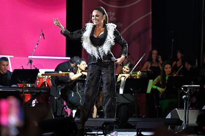 Isabel Pantoja, durante su actuación en en la gala de Mister Gay, el 8 de julio en la plaza de España de Madrid.