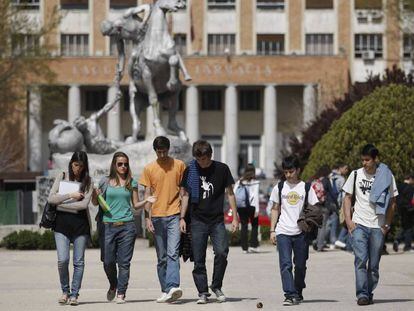 Estudiantes ante la facultad de medicina de la Universidad Complutense.