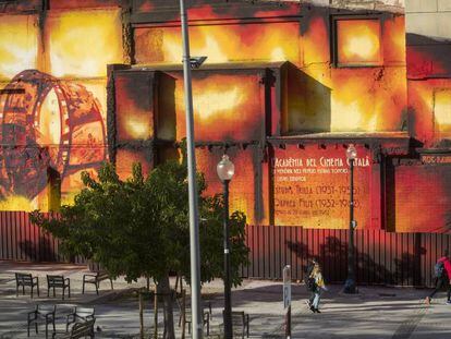 El artista Roc Blackblock ha teñido de rojo y amarillo una pared de Montjuïc.