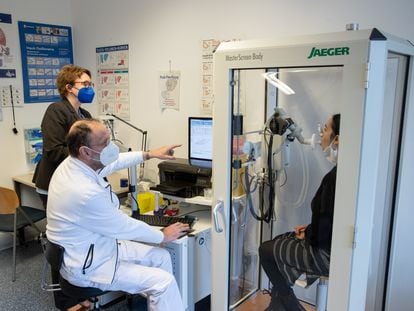 Un enfermero examinaba parámetros respiratorios de una mujer en una clínica de rehabilitación para pacientes poscovid, en enero de 2022 en Bad Rothenfelde (Alemania).