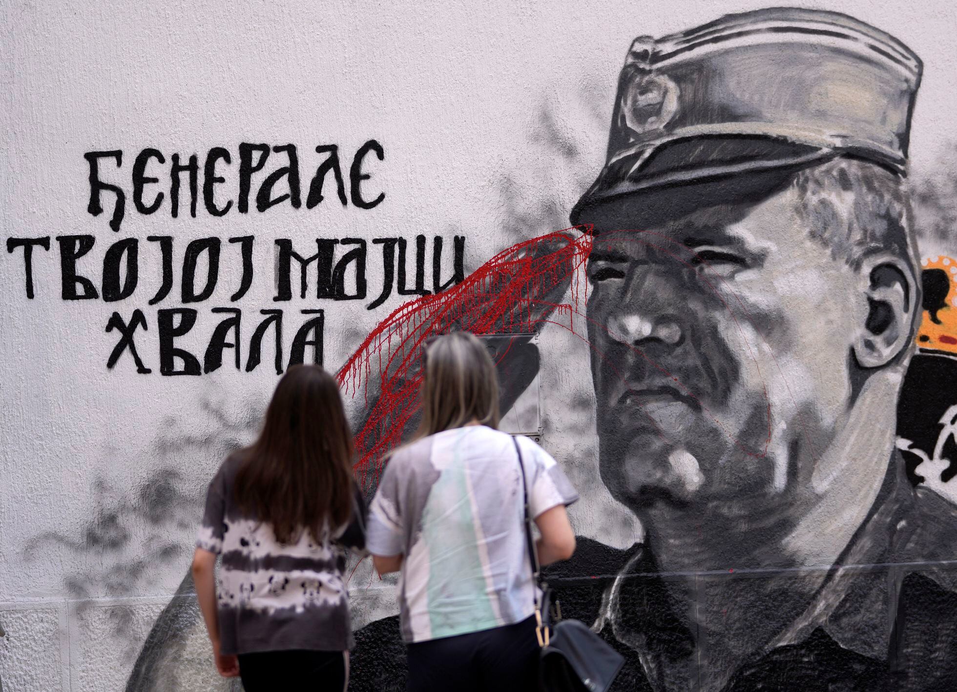 Mural en Sarajevo en honor de Ratko Mladic vandalizado con pintura roja, el 24 de julio