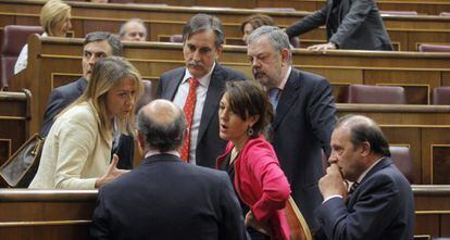 El ministro de Economía, Luis de Guindos, charla, entre otros, con Valeriano Gómez y Soraya Rodríguez.