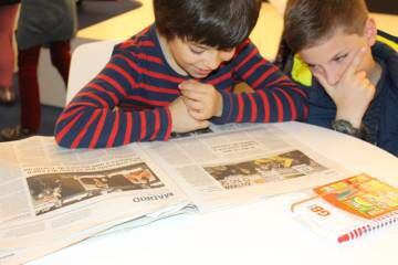 Diego de Santiago Cuadrado y Saúl Ruiz Granda leyendo el periódico.