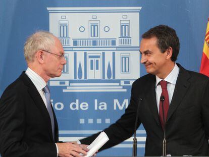 José Luis Rodríguez Zapatero saluda a Herman Van Rompuy tras la comparecencia de prensa. 