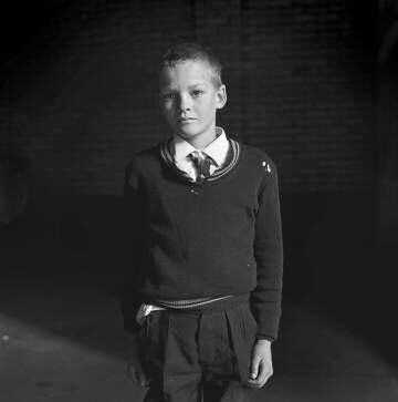 Niño de colegio , Hillbrow, Johannesburgo, Junio, 1972