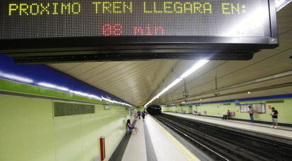 Una pantalla de la estación de metro de Suanzes anuncia este martes la frecuencia de paso de los trenes.
