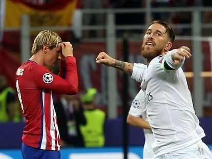 Sergio Ramos celebra su gol ante un Fernando Torres alicaído.