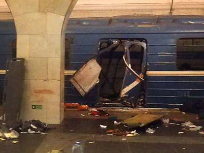 Destrozos causados por una de las explosiones en el metro de San Petersbugo