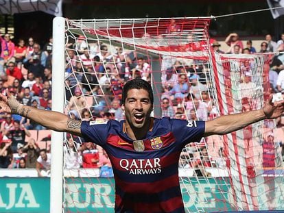 Luis Suárez festeja su segundo gol ante el Granada.