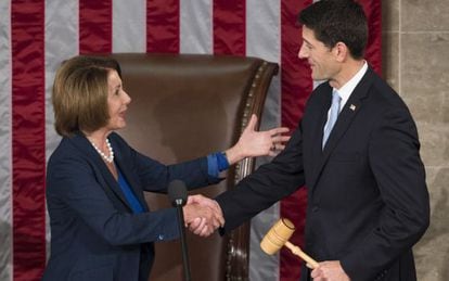 El 'speaker' Paul Ryan toma el mazo de la líder de la minoría demócrata, Nancy Pelosi.