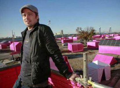 Brad Pitt, en 2005 cuando presentó su proyecto para Nueva Orleans en una lonas rosas.
