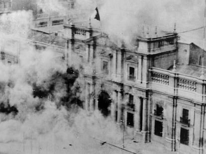 El Palacio de La Moneda bombardeado durante el Golpe de Estado de Chile en 1973