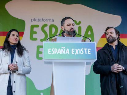 La presidenta de Vox Madrid, Rocio Monasterio, el presidente de Vox, Santiago Abascal, y el portavoz de Vox en el Congreso, Iván Espinosa de los Monteros, durante una concentración convocada por su partido.