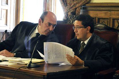 Francisco Serrano (derecha), ayer al inicio del juicio.