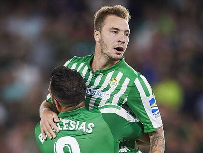 Loren celebra uno de sus goles.