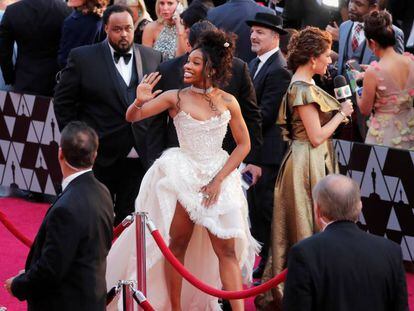 La cantante SZA saluda en la alfombra roja de la pasada ceremonia de los Oscar.