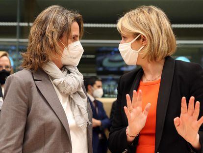 La ministra para la Transición Ecológica, Teresa Ribera (izquierda), y su homóloga francesa, Barbara Pompili, en Bruselas en febrero.