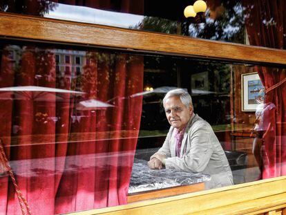 El periodista y escritor Juan Cruz, en el Café Gijón, de Madrid, en 2015.