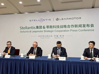 El Consejero Delegado de Stellantis, Carlos Tavares, y el Consejero Delegado de Leapmotor, Zhu Jiangming, asisten a una rueda de prensa en Hangzhou, provincia de Zhejiang,