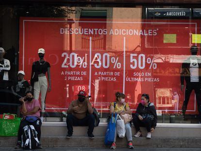 Negocios en el Centro Histórico de Ciudad de México ofrecen descuentos del 20, 30, y 50% en su mercancía durante el Buen Fin.