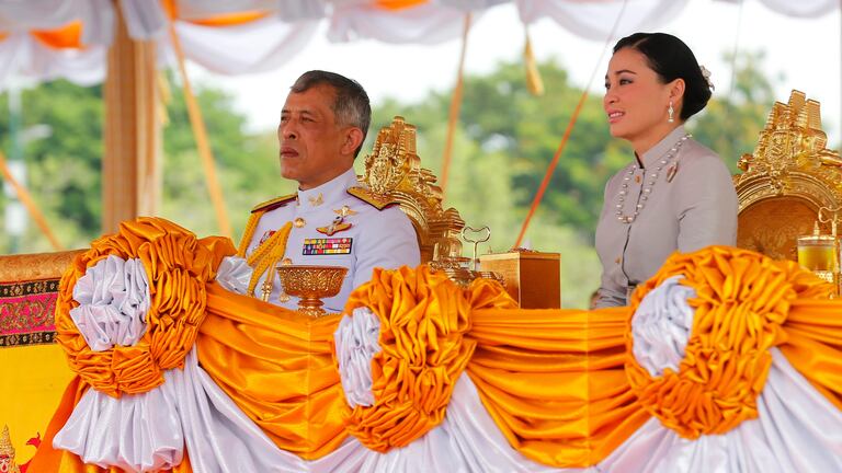El rey de Tailandia, con su esposa Suthida en mayo de 2019.