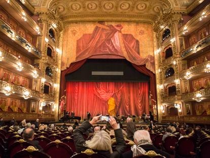 El Teatro Colón, en Buenos Aires, el día de su reapertura, en julio de 2021.
