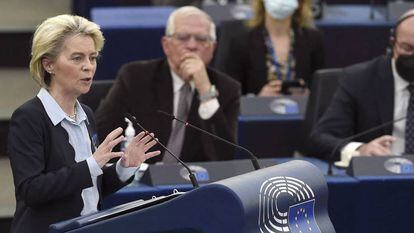 La presidenta de la Comisión Europea, Ursula von der Leyen, el presidente del Consejo Europeo, Charles Michel, y el jefe de política exterior, Josep Borrell, en el Parlamento Europeo en Estrasburgo, Francia, el 6 de abril de 2022.