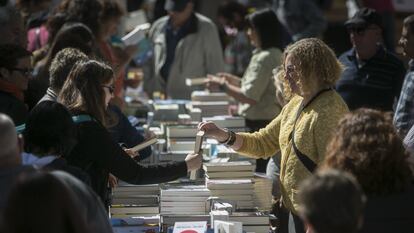 Librerías temáticas, de antiguo y una biblioteca modernista y obrera. Lugares sorprendentes en los que perderse para leer este Sant Jordi