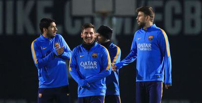 Messi sonr&iacute;e en el entrenamiento de ayer por la tarde, escudado por Luis Su&aacute;rez, Jordi Alba y Gerard Piqu&eacute;.