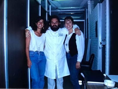Jacobo Grinberg y dos colaboradoras, Leah Attie (izquierda) y Ruth Cerezo, a la entrada del laboratorio 23 de la facultad de Psicología de la UNAM, en agosto de 1994.
