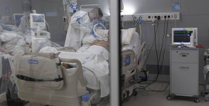 Un paciente con Covid-19 en el Hospital Zendal, de Madrid, este jueves.