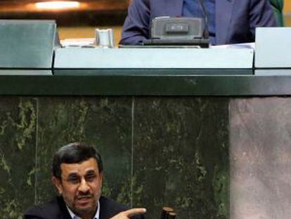 El presidente del parlamento iraní, Ali Lariyaní, escucha la intervención del presidente Mahmud Ahmadineyad el domingo 3 de febrero.