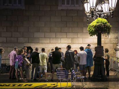 Asamblea de la acampada en la plaza de Sant Jaume. 