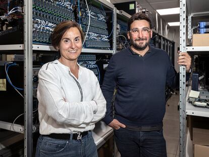 La presidenta y el secretario del cluster, Mayte Bacete, y Carlos González Triviño, en las dependencias de MaxLinear, que dirige la primera.