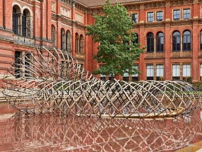 'Bamboo Ring: weaving into lightness', obra del arquitecto Kengo Kuma en el jardín John Madejski del Victoria & Albert Museum. |