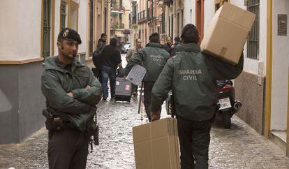 Agentes de la Guardia Civil, entra en la sede de la UGT Andalucía.
