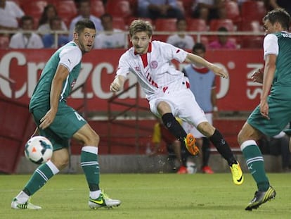 Marin lanza para marcar el segundo gol del Sevilla