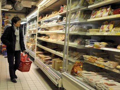 Un cliente observa las estanter&iacute;as de un supermercado en Par&iacute;s.